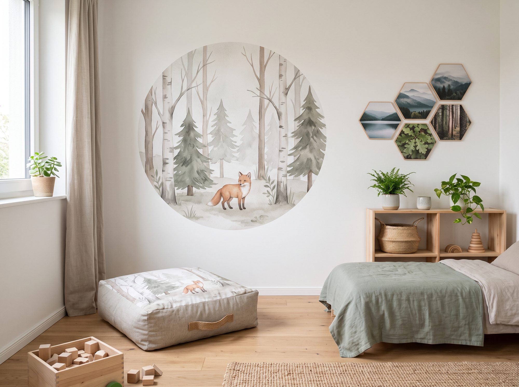 Kinderzimmer mit Tapetenkreis mit Fuchs-Waldillustration, Hexagon-Fotobildern und bedrucktem Sitzsack