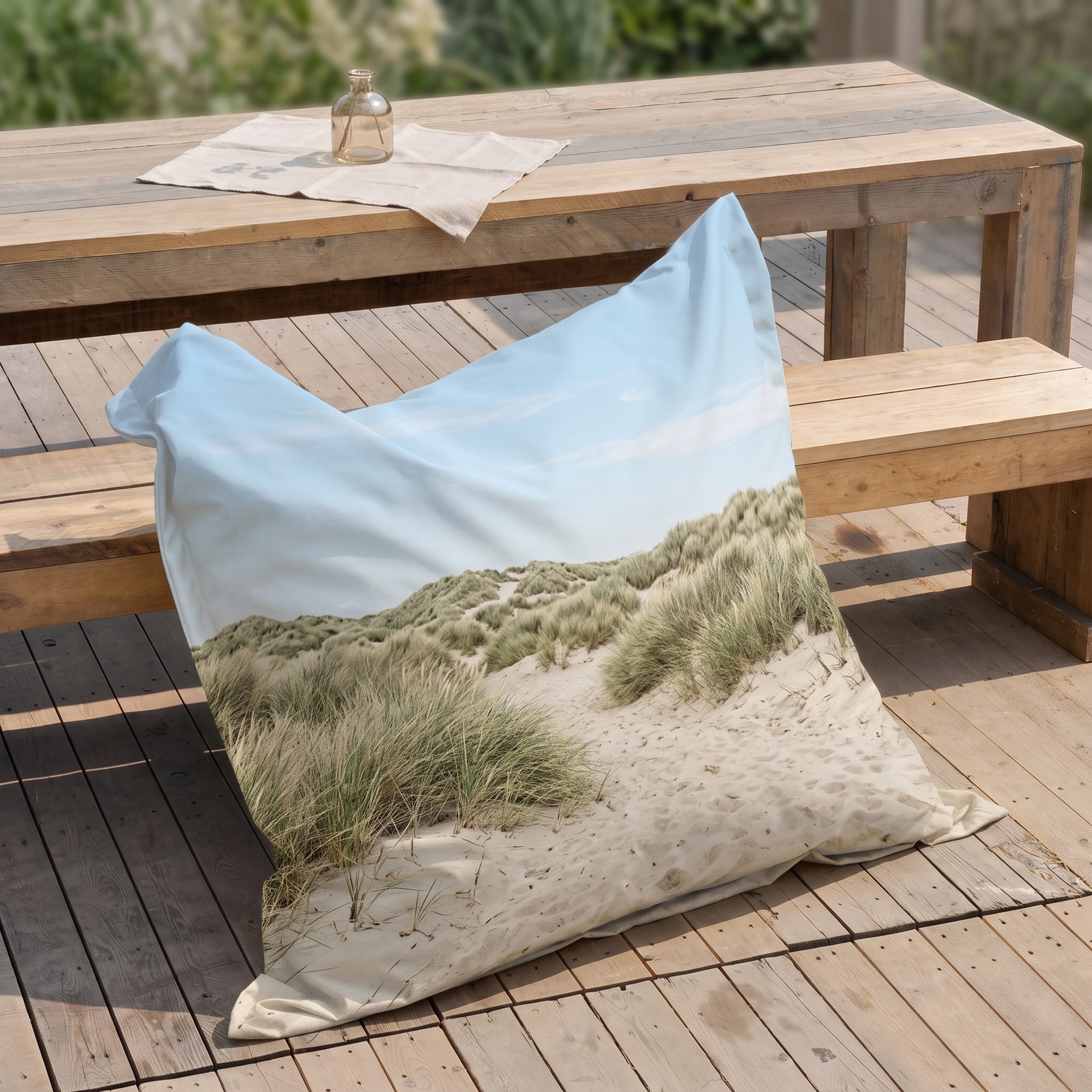 Sitzsack mit Dünenmotiv auf einer Holzterrasse