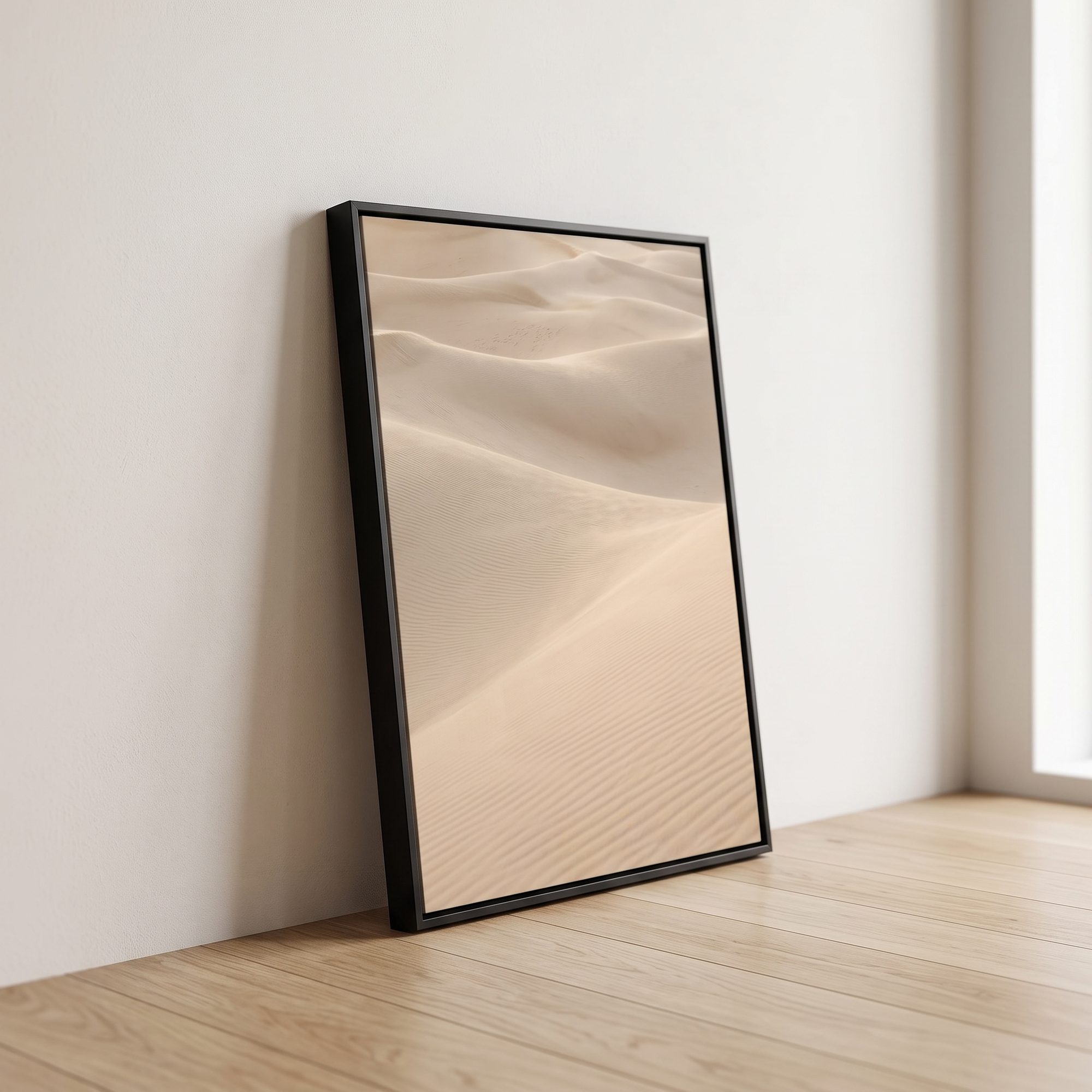 Fotoplatte im schmalen schwarzen Rahmen an heller Wand